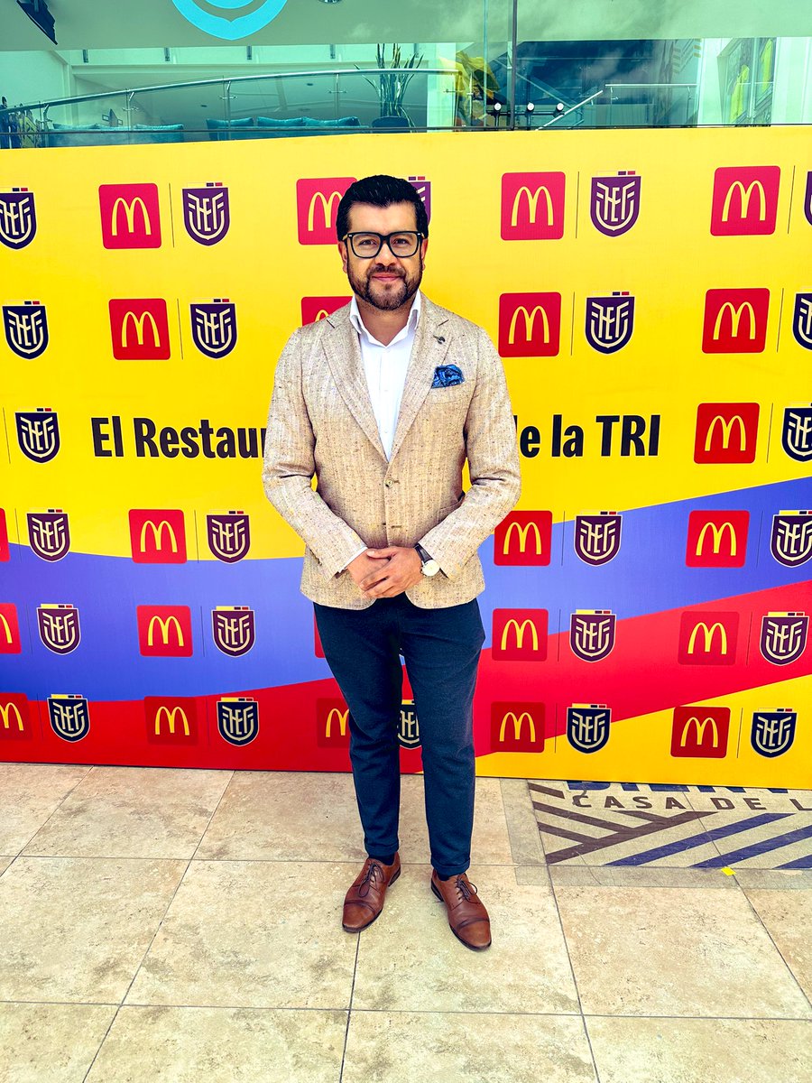 posso_sports's tweet photo. @McDonalds_Ecu se convierte desde hoy en el sponsor oficial de @LaTri 🇪🇨👏🏼
Será el restaurante oficial de la selección absoluta masculina, femenina, y de todas las selecciones juveniles por los próximos 4 años. 
#McDConLaTri 
#NosPonemosLaCamiseta https://t.co/13G3Z6fRdr