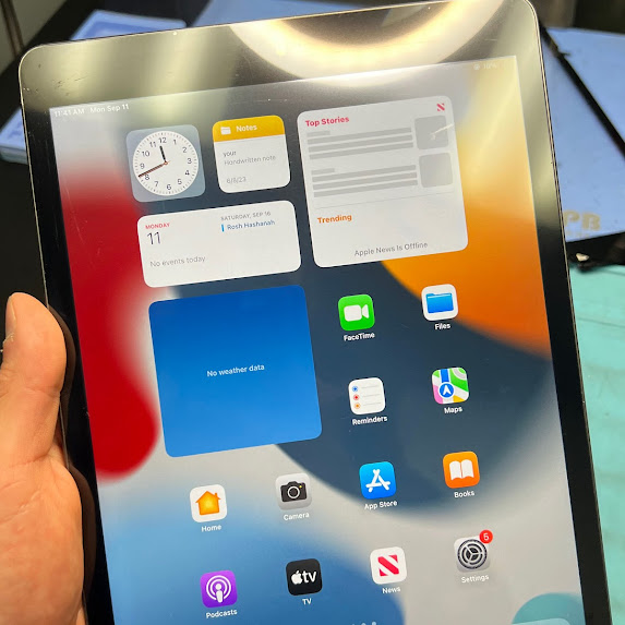 See The Before &amp; After photos of an iPad Screen replacement.  If your screen is cracked give us a call and let us know your iPad model for a quote.  GadgetMates is the leader in iPad Repair in Las Vegas! gadgetmates.com/services/table…