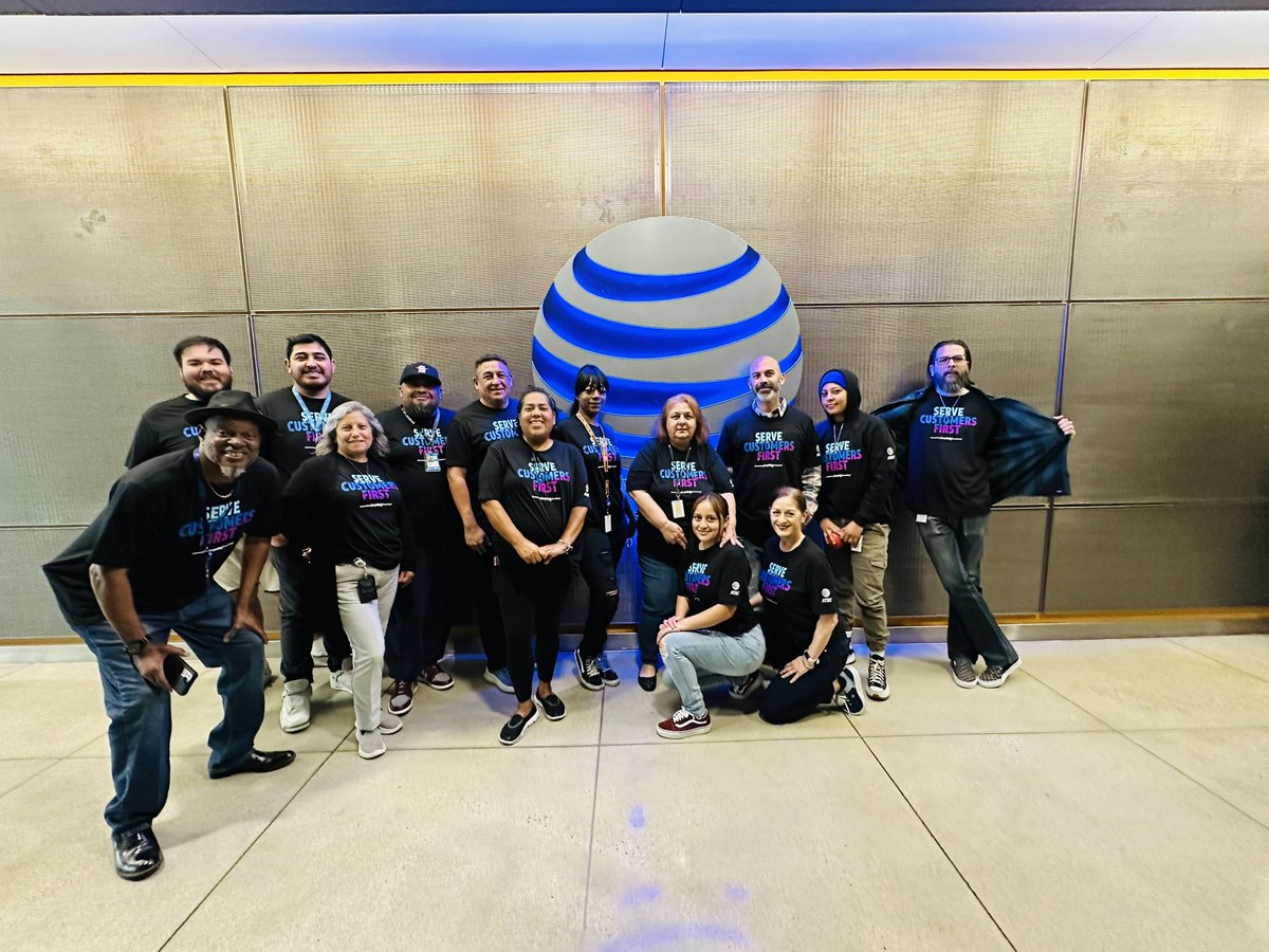 MsRegina8's tweet photo. Team Regina celebrates
‘Serve Customers First Week’@SSG_Cerritos @ramonaloa @edenley1 @jmadrigal42 @AzurinKatherine @shekiamartin #smithstarzz https://t.co/Rf44frtCIE