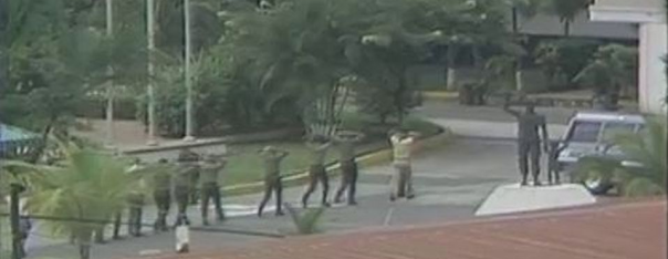praxispty's tweet photo. Pon atención que te vamos a contar sobre la Masacre de Albrook

El 3 de octubre de 1989 un grupo de militares panameños, liderados por el mayor Moises Giroldi, intentó derrocar a Noriega y darle un golpe de estado.

+ https://t.co/JDGPk1vcjh