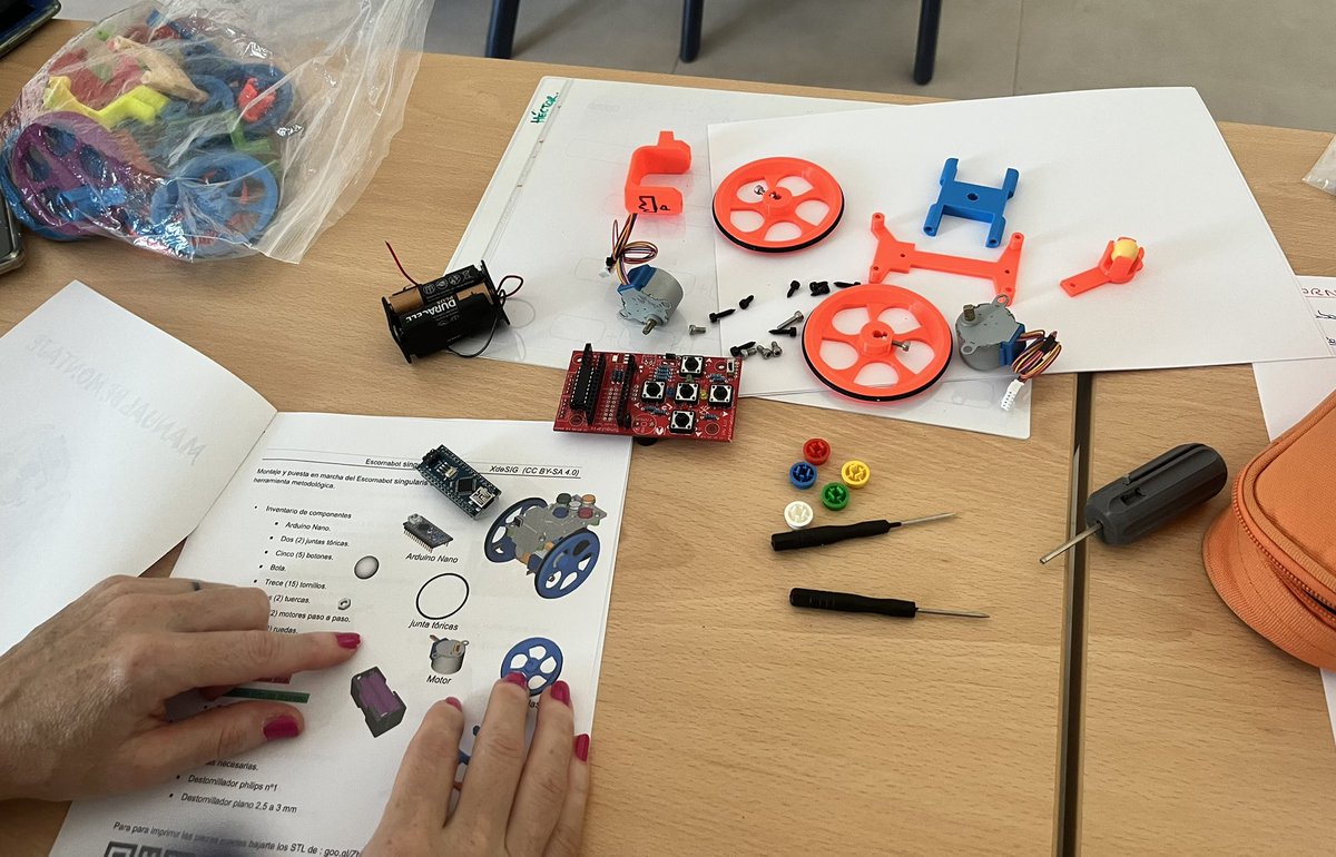 gemagersan's tweet photo. Seguimos con la formación en Robótica educativa en el CEIP Torreáguila de Barbaño. Hoy con @pepegragera y los Escornabot, desmontando, montando y aprendiendo a programar… Ahora a practicar!! #jugandoseaprendemejor @cheloky77 @emmagarciacabezas @josangiltejada https://t.co/M3DsAlJ8ff