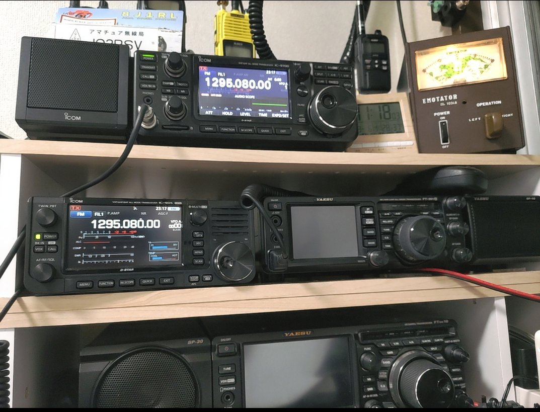 hamradio_1204's tweet photo. 9月末で #アマチュア無線
3年目を迎えました🤭
災害時の非常通信を目的に
#FT3D を購入もハマったきっかけはハンディ機で #8J1RL と交信出来た時の震える程の歓喜🤭と無謀にもハンディ機でコンテストに挑戦を試みる私の前に現れた大きな他局のモービル八木📡を目にした時の敗北感が今の私をここに…😀 https://t.co/kTdSrnqhs8