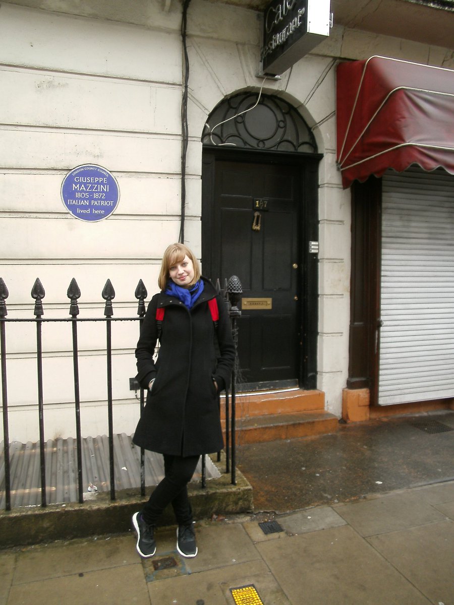 #throwback to my very first time visiting this famous door playing another famous door in a certain BBC series. Coincidence? The universe is hardly so lazy 🕵️
#sherlock #mycroft #221b