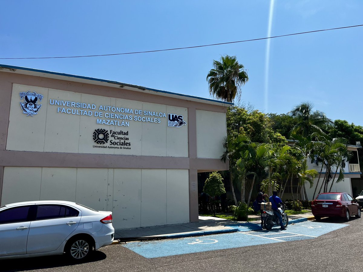 MazatlanFC's tweet photo. ¡Ah! Cuántos recuerdos. Mi casa, mi Alma Máter.
Hoy regresé a la universidad y vengo #ARREgalar.
Si estás en el salón y ves este post, salte de clases y vente a cotorrear, yo me encargo del justificante.
#ARREbatando ⚓️ https://t.co/0hr5whIATU