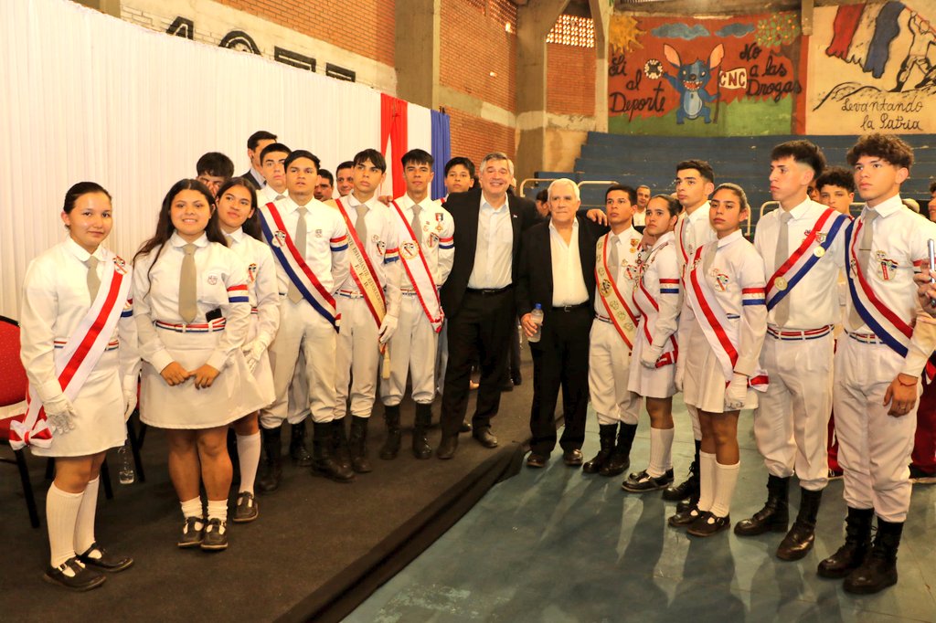 MECpy's tweet photo. Trabajando juntos para el fortalecimiento de una emblemática institución educativa que es cuna de
importantes líderes de nuestra nación 🇵🇾visitamos hoy el Colegio Nacional de la Capital "Gral. Bernardino Caballero" 🏫

#EducaciónUnaPrioridad
#GobiernoDelParaguay https://t.co/2rbgwmMpOW