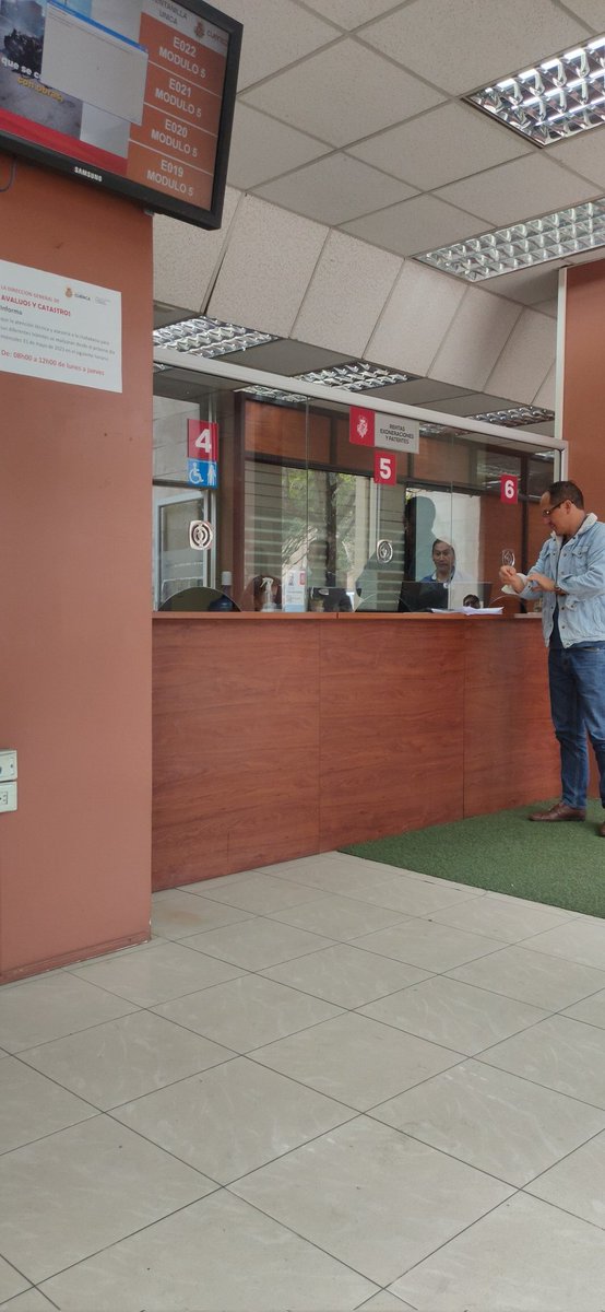 Más de una hora esperando atencion, para que me actualicen la famosa patente municipal, creen que el tiempo de la gente es para regalar, una persona en ventanilla para 20 personas, de jalando las orejas <a href="/czamoramatute/">Cristian Zamora M</a> <a href="/MunicipioCuenca/">Municipio Cuenca</a>