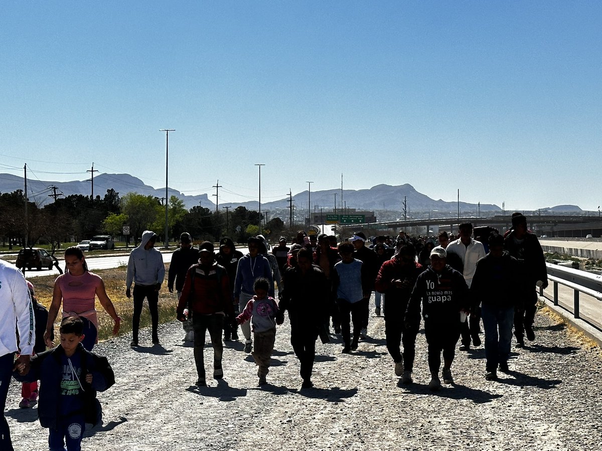 FrancMex's tweet photo. Mexico’s president said Monday that about 10,000 migrants per day are heading to the U.S. border, and he blamed U.S. economic sanctions on countries like Cuba and Venezuela for the influx. AP https://t.co/BSrMC8i7IJ