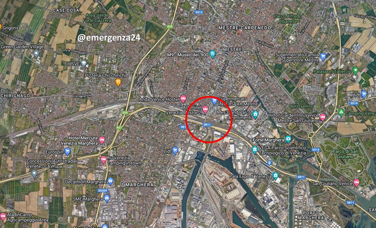 Emergenza24's tweet photo. BREAKING [03.10-20:10] #Mestre #Venezia #incidente stradale (19:50) cavalcavia #Venpa coinvolto un #bus #incendio - Interrotto traffico ferroviario - Tutti i soccorsi sono sul target - Seguiranno aggiornamenti https://t.co/e0vu6rK3Nl