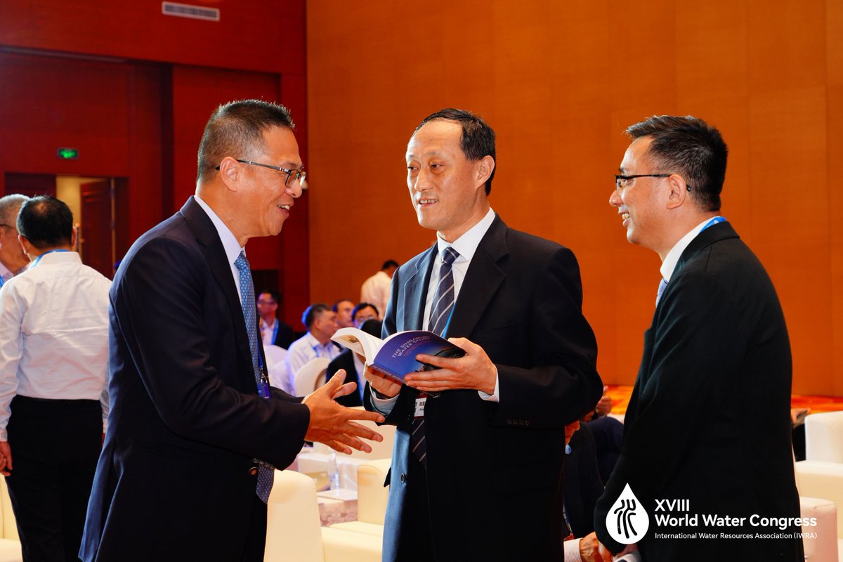 asitkbiswas's tweet photo. Michael Toh @PUBsingapore presented a copy of our #Singapore Water Story book to Commissioner of Yellow River Conservancy Commission during #Beijing World Water Congress. Pleased to speak at this excellent Special Session sponsored by @ADBWater #YRCC @IWRA_water https://t.co/zScgQTe0fm