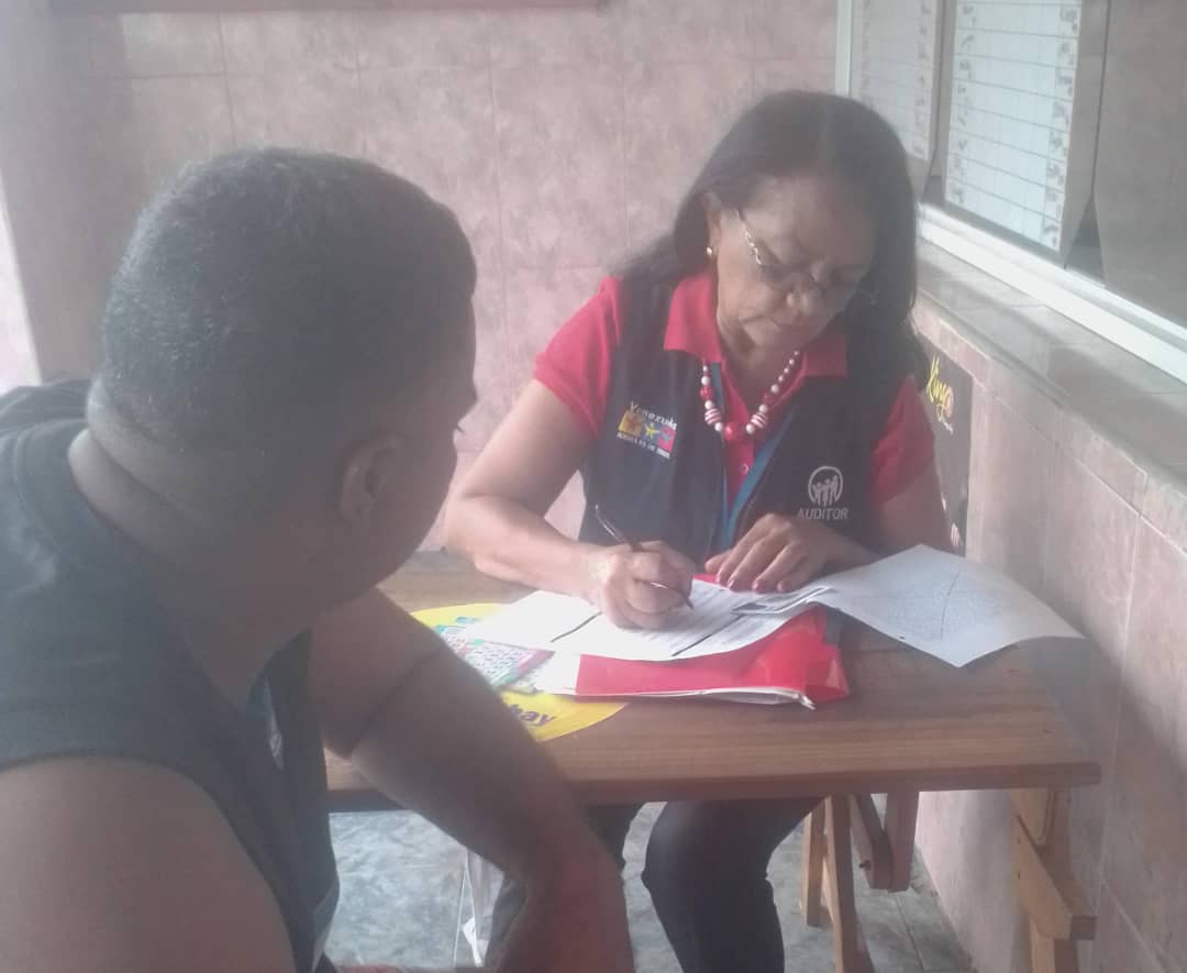 OAPUNTOFIJOIVSS's tweet photo. #SabíasQué| Servidora de la sección de afiliación de la @oaivsspuntofijo se desplegó por el centro de Punto Fijo realizando plan de captación de continuidad facultativa y trabajadores no dependientes. 

#QueNotaRegresarAClases 
#PorUnSeguroMásSocial

@NicolasMaduro https://t.co/kX58cqI3jU