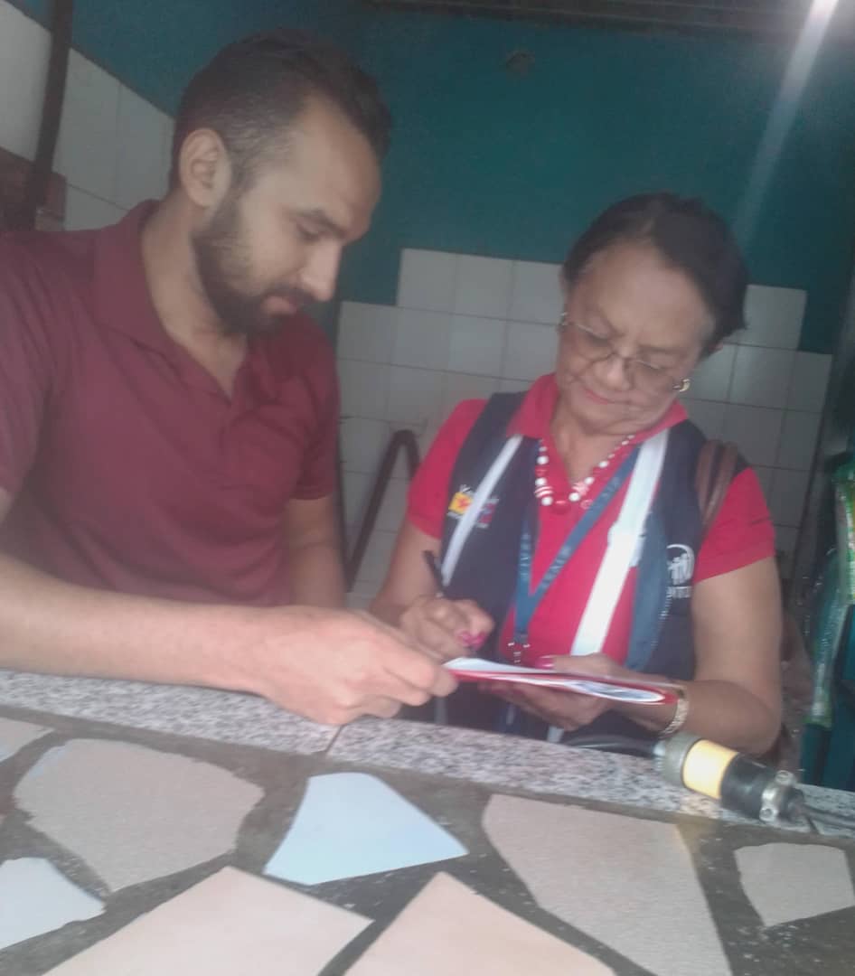 OAPUNTOFIJOIVSS's tweet photo. #SabíasQué| Servidora de la sección de afiliación de la @oaivsspuntofijo se desplegó por el centro de Punto Fijo realizando plan de captación de continuidad facultativa y trabajadores no dependientes. 

#QueNotaRegresarAClases 
#PorUnSeguroMásSocial

@NicolasMaduro https://t.co/kX58cqI3jU