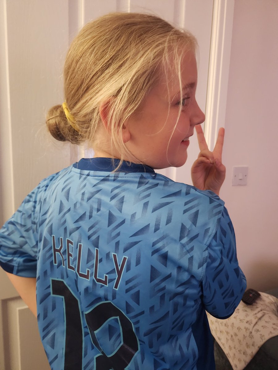 dazewart's tweet photo. @chloekelly  Your new fan. Say hello to Beatrix! X https://t.co/BotJiq9o75