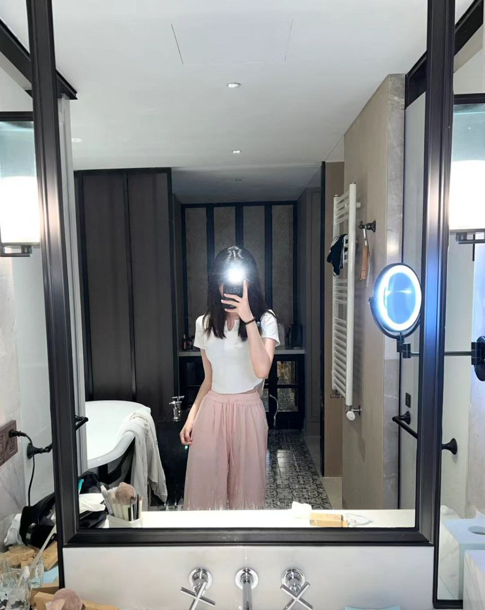 nutalapi's tweet image. Life is about walking step by step and throwing away bit by bit. What you walk out is the road and what you throw away is the baggage. In this way, the road will become longer and longer, and the mind will become calmer and quieter.