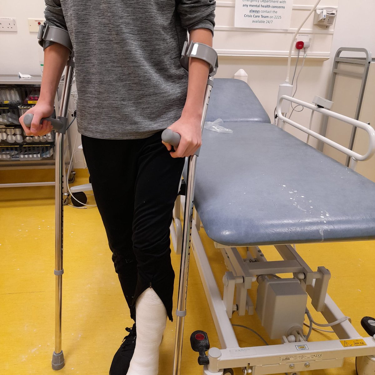 PDONNAHEY's tweet photo. Cant believe harry has gone from being out for 12 weeks  with a frqctured ankle, to his 1st game back, on the pitch 5 minutes and he breaks his wrist 🙈🙈 I guttered kid @abdoudoucoure16 @JPickford1 @CalvertLewin14 https://t.co/7VawqKy2le