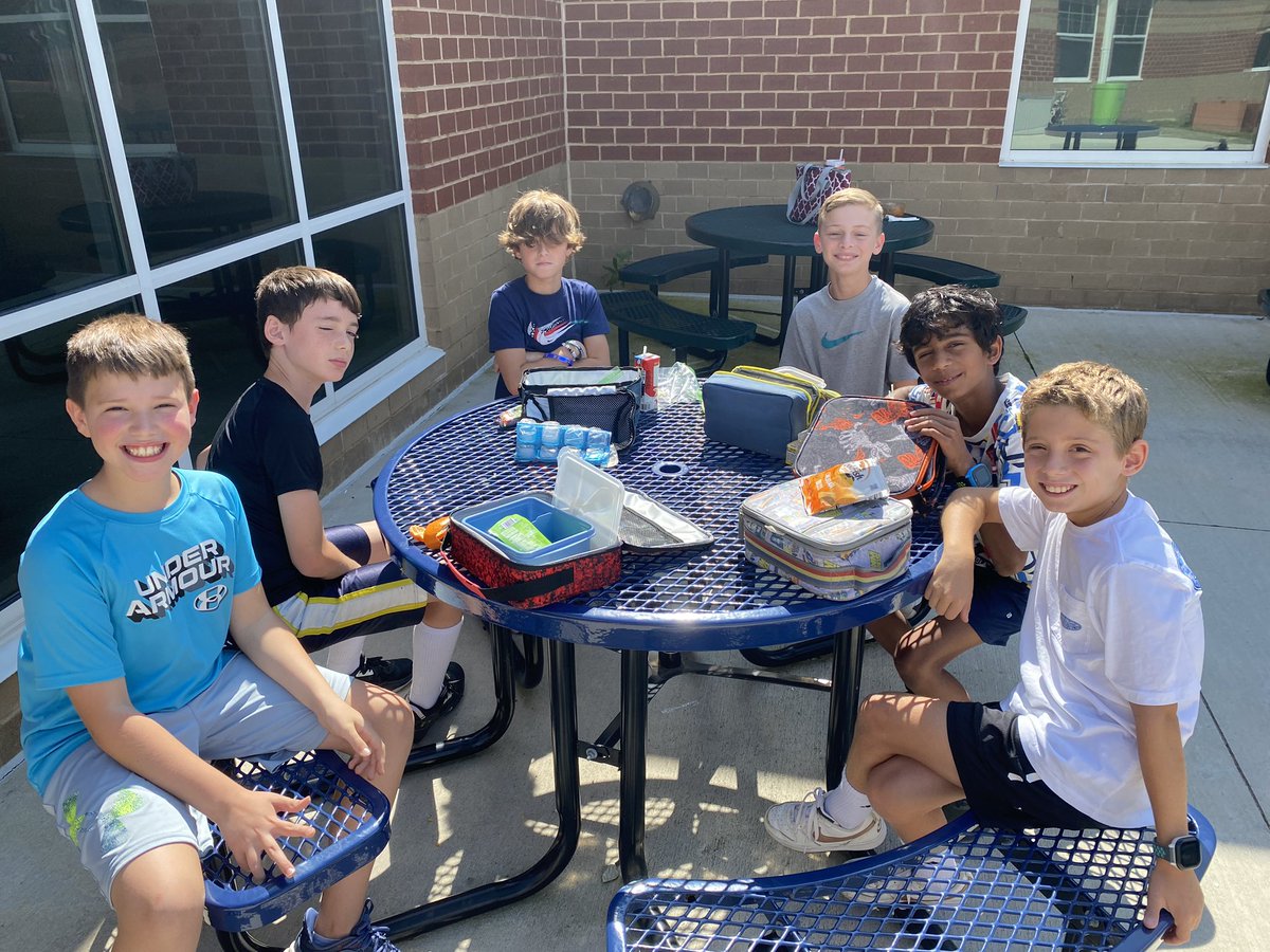 Portersposse's tweet photo. Lunch Bunch for redeeming @ClassDojo points - What a beautiful day to eat outside!! @OldHundredES https://t.co/1mCypGiZx0