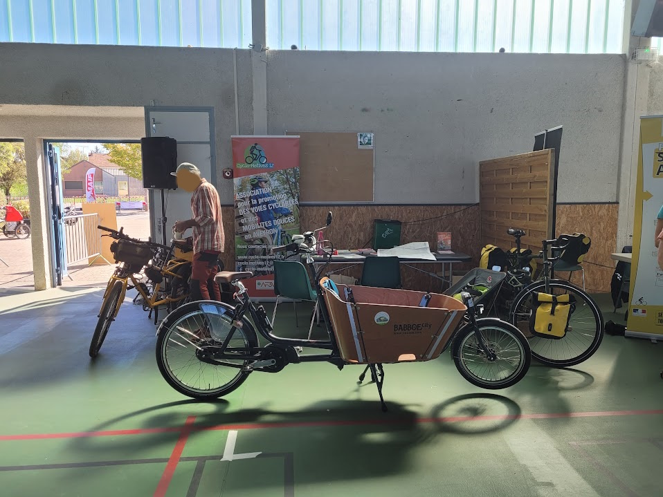 Dommage que j'ai manqué ça. Je tenais le stand des Cylomotivés au Festibikezac de Sébazac (je ne connais pas beaucoup de salon/festival où on est invité à garer son véhicule en plein milieu 😄).