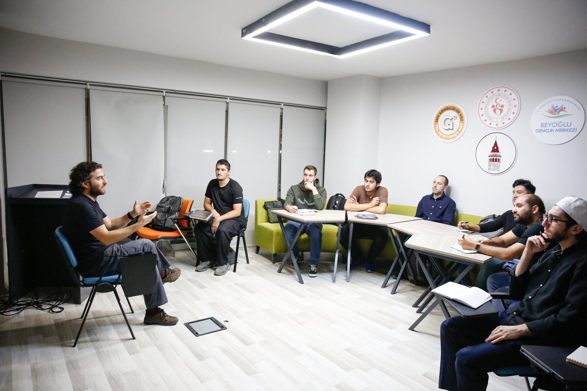 akademibalat's tweet photo. Sanat dolu bir yolculuğa başlıyoruz! 🎬

➡️ Balat Medya ve Sinema Akademisi'nde 1. dönem yönetmenlik, senaryo yazarlığı, görüntü yönetmenliği ve kurgu atölyeleri başladı. https://t.co/rcTqYCLnRf