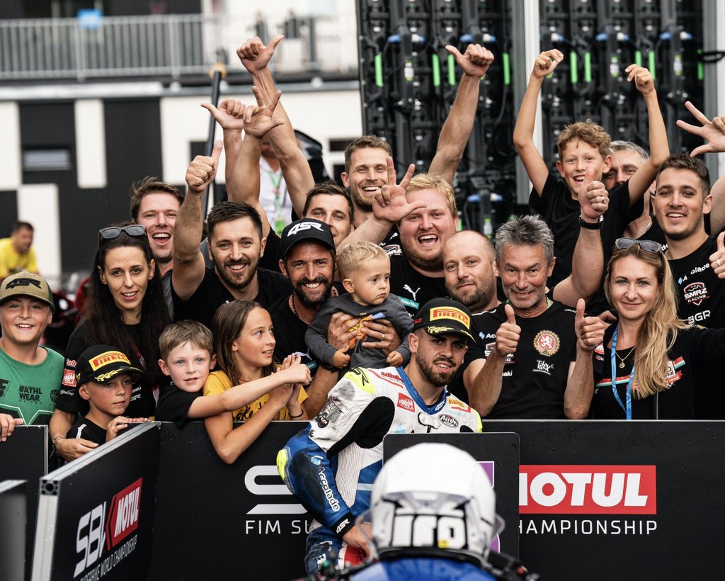 Gracias Kuba por tratarme siempre como a un hijo y gracias equipo por haber creído en nuestras posibilidades hasta el último segundo. Habéis sido una segunda familia para mi durante estos tres años.