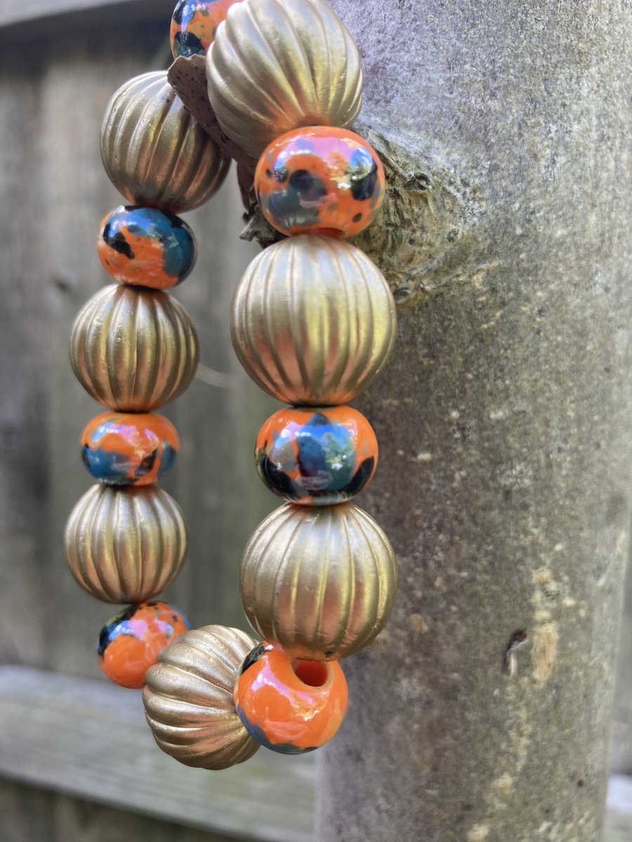 kbush50's tweet image. Hello 😊 
How about this stretch bracelet for crisp, autumnal days or even Halloween. Bold and beautiful in tones of gold and orange. You can find this in my shop.
Etsy.com/shop/shhSecret…   #stretchbracelet #stackablebracelet 
#womensbracelet #MHHSBD #halloweenjewellery