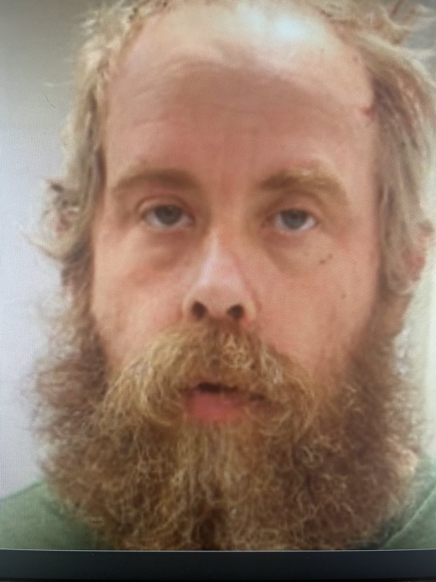 MaryMurphyMedia's tweet photo. #KidnappingSuspect: Craig Ross Jr, 46, charged w/abducting 9 yr old girl riding bike Saturday at Moreau Lake State Park in NY. Police said he left ransom note at girl’s house & they pulled fingerprints. Swat teams found him in trailer. Girl hiding in cabinet. https://t.co/ITy6auTCx7