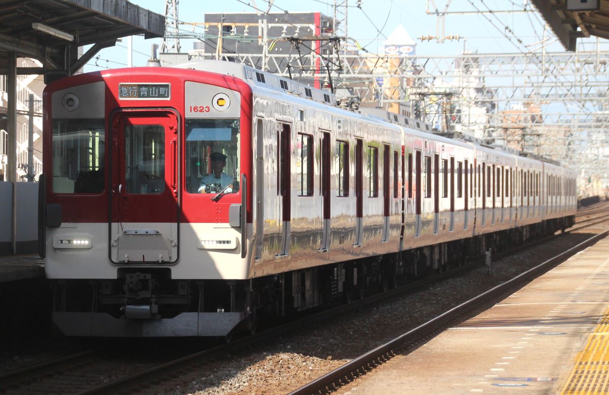 YLc5820's tweet photo. おはようございます🙂更新工事で印象が大きく変わった1620系VG23ですがオデコの種別灯はまだ見慣れず、急行で右側のみ点灯していると球切れに見えてしまいます😅🚋
#近鉄 #近鉄電車 #近鉄1620系 #VG23 #更新 #急行 #青山町 #今里 #前照灯 #右側 #点灯 #球切れ https://t.co/Mi8c3JrFHU