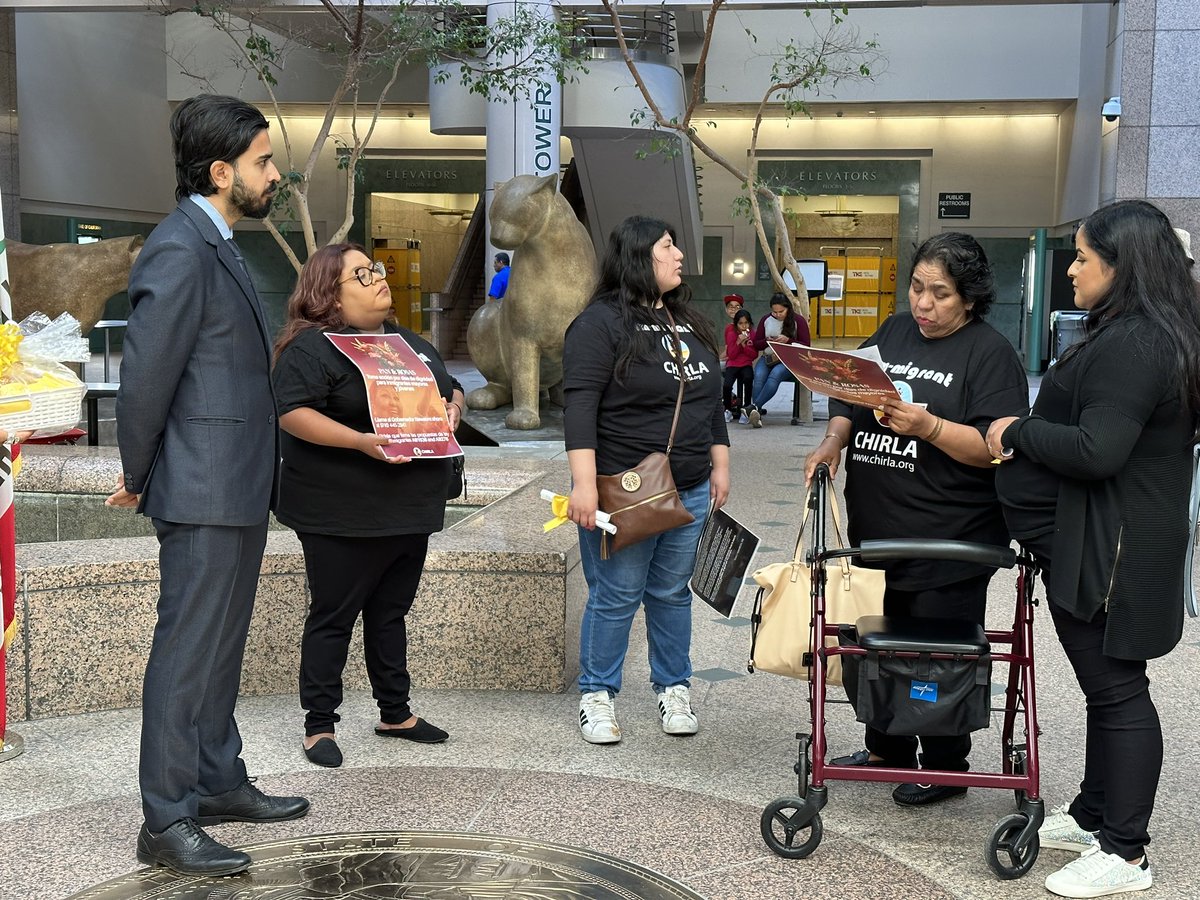 CHIRLA's tweet photo. ✊🏽Immigrants deserve the bread of our labor but also the roses for our contributions. 🌹
☎️Help us call Gov. Newsom at 916-445-2841 and urge him to sign pro-immigrant bills like #AB1536 and #AB278 ✍️ https://t.co/eYX169fCyQ