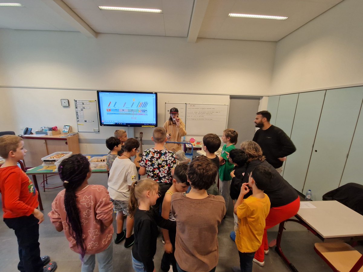 marcomout's tweet photo. Boris, 15, en ik gaven vandaag een uitgebreide gastles over middeleeuwen, ridders, harnassen, maliënkolders en #Zutopia op de Buitenschool in #DenHaag. Niet alleen de kinderen vonden het geweldig..
Ook de meesters en de juf!
#onderwijs
#autisme
#durf
#uitdagen
@mdt_nl https://t.co/sxzGsbMuWO