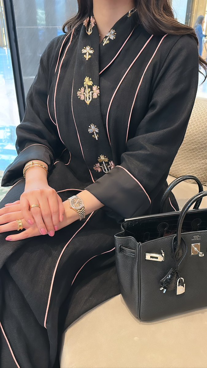 thelegancekey's tweet photo. من التصاميم المميزة الانيقة ، اللينن والتطريز مع بعض زادوا جمال العبايه !  🤍 https://t.co/0TKtlhz7Jo