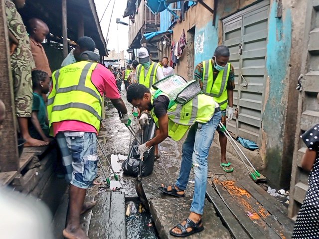 SamuelCOkorie's tweet photo. 4/4
WASH 4 URBAN SLUM
As part of the intervention to curb waste pollution in the Makoko community and enhance sanitation without excuse, I donated new shovels, waste bags, pickers, rakes, and packers and made financial support for subsequent actions.
#WASH #act
#Climatecrusader https://t.co/8JYvFdET0C