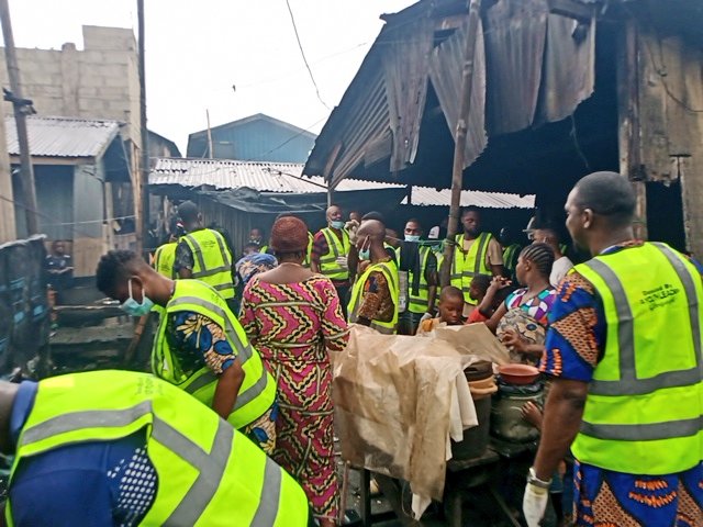 SamuelCOkorie's tweet photo. 4/4
WASH 4 URBAN SLUM
As part of the intervention to curb waste pollution in the Makoko community and enhance sanitation without excuse, I donated new shovels, waste bags, pickers, rakes, and packers and made financial support for subsequent actions.
#WASH #act
#Climatecrusader https://t.co/8JYvFdET0C