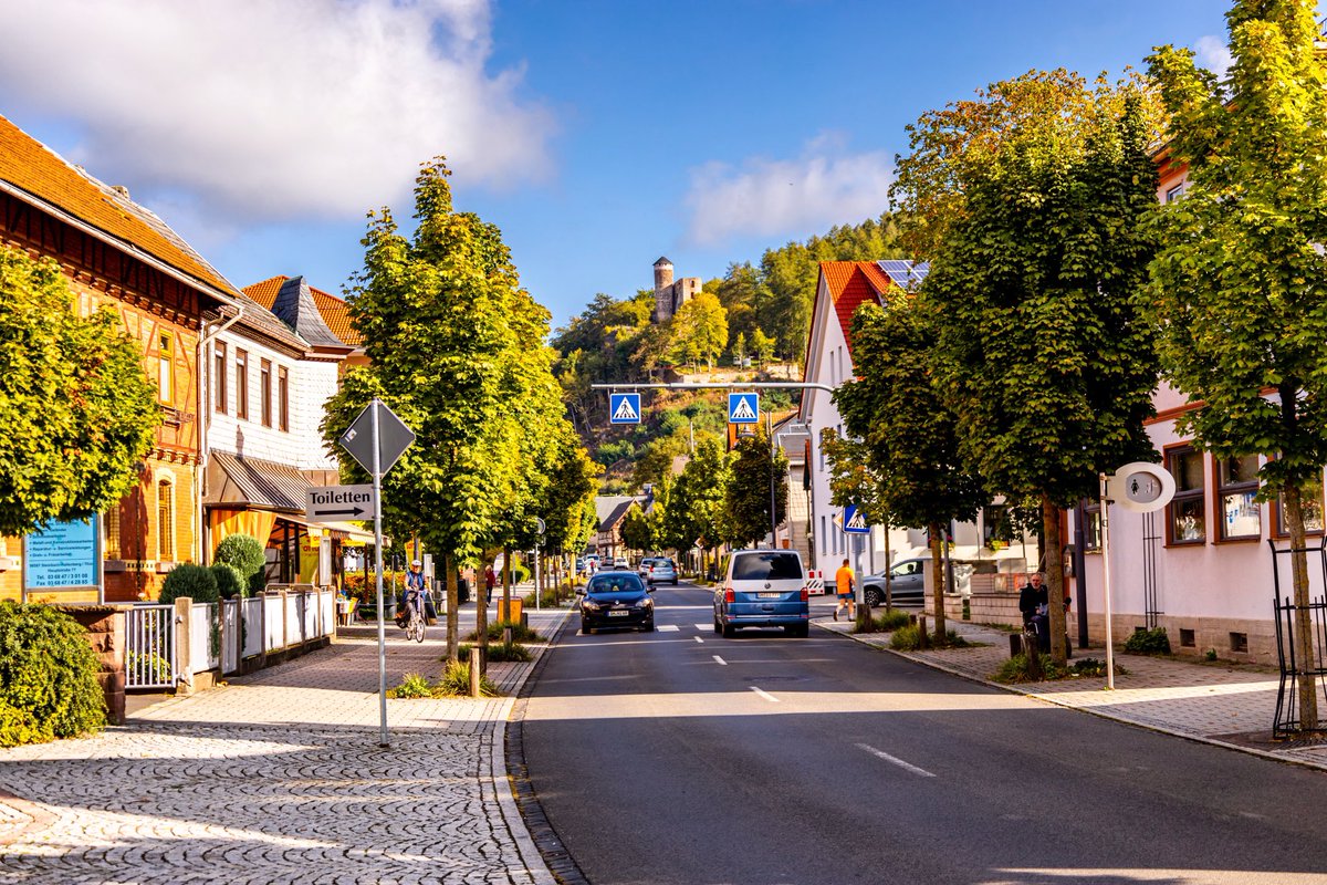 oliverhlavaty's tweet photo. 📍 Burgliebe 🏰 • Hoch oben, über der Stadt thront Sie - die #Hallenburg in #SteinbachHallenberg 💕 Sieht doch richtig Nice aus… 😇
.
#Thüringen #Deutschland #Rennsteig #ThüringerWald #OliverHlavatyPhotographie #Germany #Spätsommer #Autumn #Outdoor #Landscape #Herbst #Straße https://t.co/R2vKyQwkzz