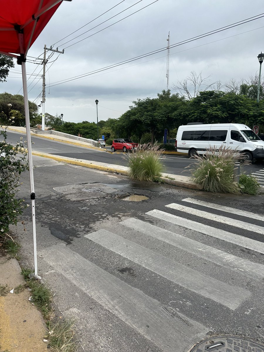 IvanLares's tweet photo. 3 semanas y seguimos con agua negras que se van hacia el bosque del centinela, intermitente pero todo el tiempo tenemos esta contaminación. Su ayuda por favor  @ZapopanDen @MovilidadZap @ZapopanGob @ViveZapopan @op_zapopan @Linea_Zapopan https://t.co/K3kTDBKYpK