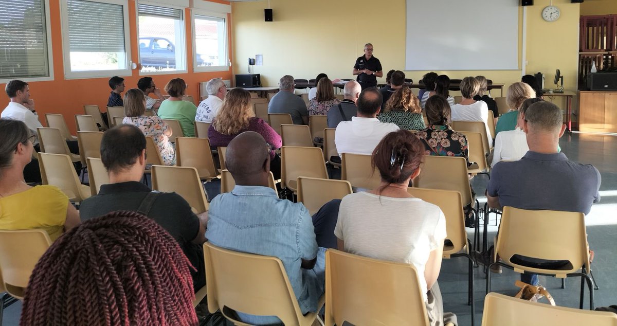 Parler de #harcèlement aux parents du lycée pour prévenir et lutter ensemble. 🙏au référent #police de l’établissement  et aux #sentinelles pour cette intervention #PHARE #NAH <a href="/dsden16/">Dasen16</a> <a href="/acpoitiers/">Académie de Poitiers</a>