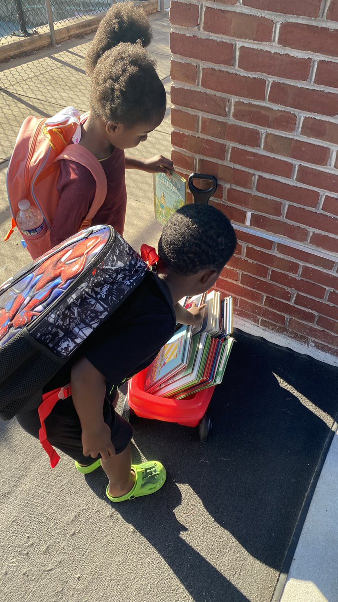 MrsMaysK's tweet photo. Students are excited to choose their own books from the Little Read Wagons! @FerndaleEarlyEd https://t.co/9l1dmBera7
