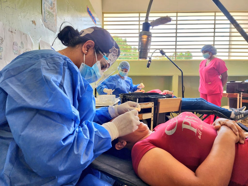 #NotiIpas || Día del Odontólogo: Ciencia y arte para crear sonrisas sanas.

Merecido reconocimiento a nuestros especialistas en salud bucal de las 66 Unidades Médicas en todo el país.

Leer en: bitly.ws/Wm7T

<a href="/NicolasMaduro/">Nicolás Maduro</a>
#QueNotaRegresarAClases