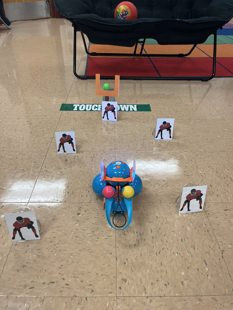NormaLZapata's tweet photo. Students are working as a team to code dash using algorithms and sequencing to create efficient programs. @RanchoVerdeElem https://t.co/TOUXgbXbmX