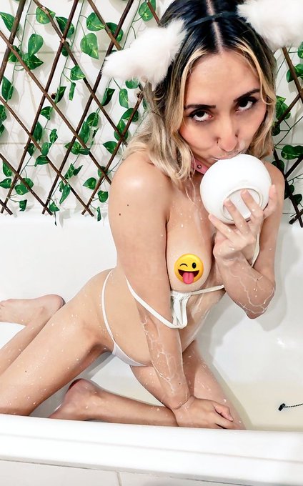 Ya est&aacute; el set completo para que lo disfrutes (tambi&eacute;n puedes pedirlo por DM, acepto transferencias)  https://t<a href="/tag/brunet"class="tags"><span>#brunet</span></a><a href="/tag/onlyfansgirl"class="tags"><span>#onlyfansgirl</span></a>