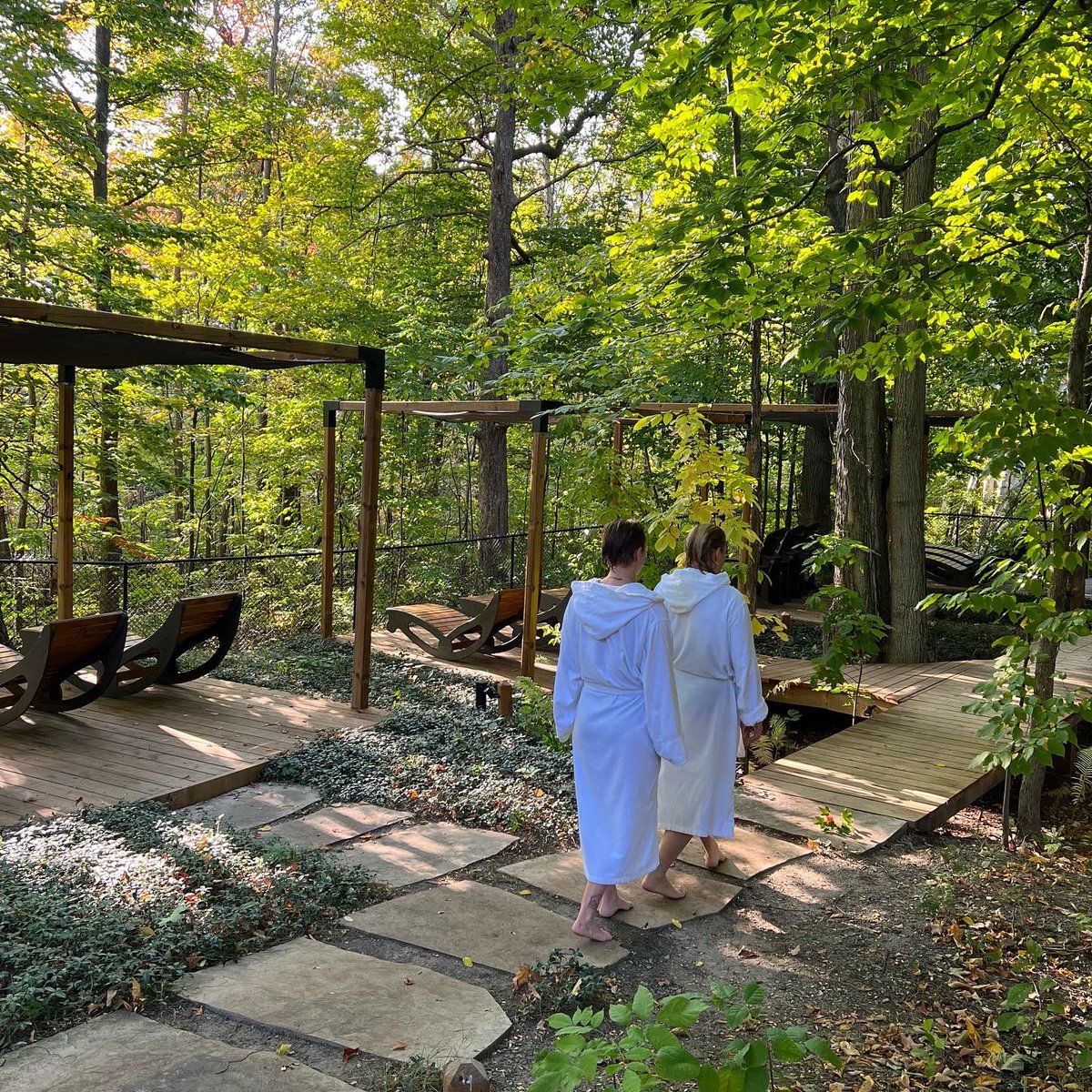 It’s a spectacular time of year to immerse yourself in colour and nature. Forest bathe and explore our spaces for fall adventure. Visit soon: scandinave.com/blue-mountain/…

#escapethecity #ontariothingstodo #longweekend #scandinavespa