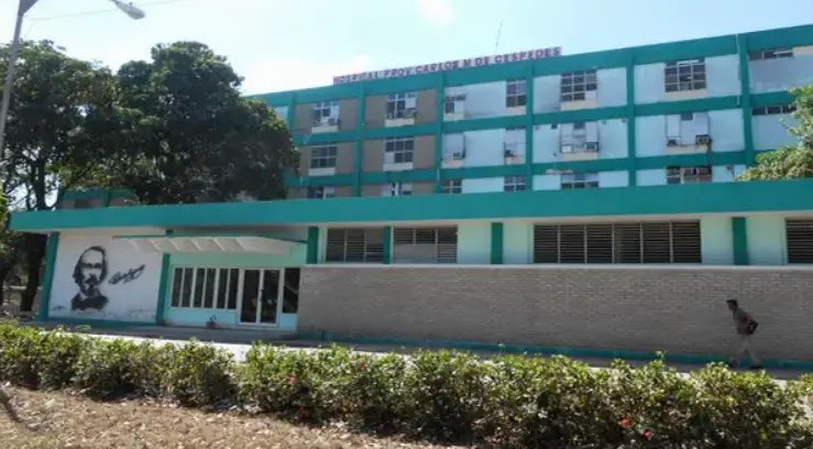 IsmaryBacallao's tweet photo. 🚨Paro en el Hospital en Granma #Cuba🚨

Los médicos del Hospital Provincial Carlos Manuel de Céspedes en Granma han anunciado que entrarán en paro, si no se resuelve el problema de la falta de insumos. 
A través de una carta enviada por el gremio de médicos de este hospital y a la cual el médico Akexander J. Figueredo, quien radica en EEUU en estos moment, tuvo conocimiento de la situación actual de este hospital Bayamés. El Dr. Figueredo así lo hizo saber en sus redes sociales. 

Hospital Provincial Carlos Manuel de Céspedes, Granma. Foto de Roberto Rodríguez