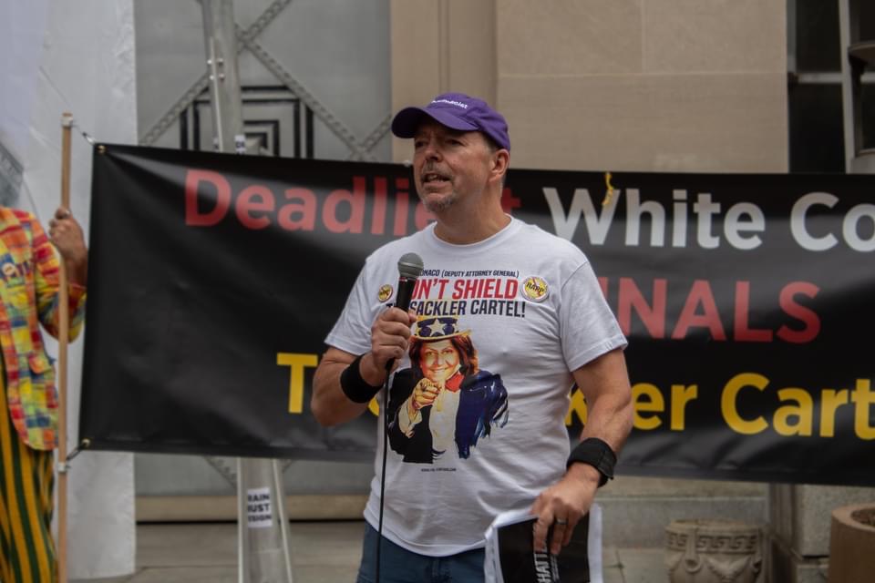 Ed Bish, founder of Relatives Against Purdue Pharma (RAAP), at RAPP's DOJ rally introducción of the Drain Curtain Law. 
Read and sign this Law here: the-curtains.com/draincurtainlaw

#DrainCurtainLaw #AgainstPurduePharma #Justice #Oxycontin #America