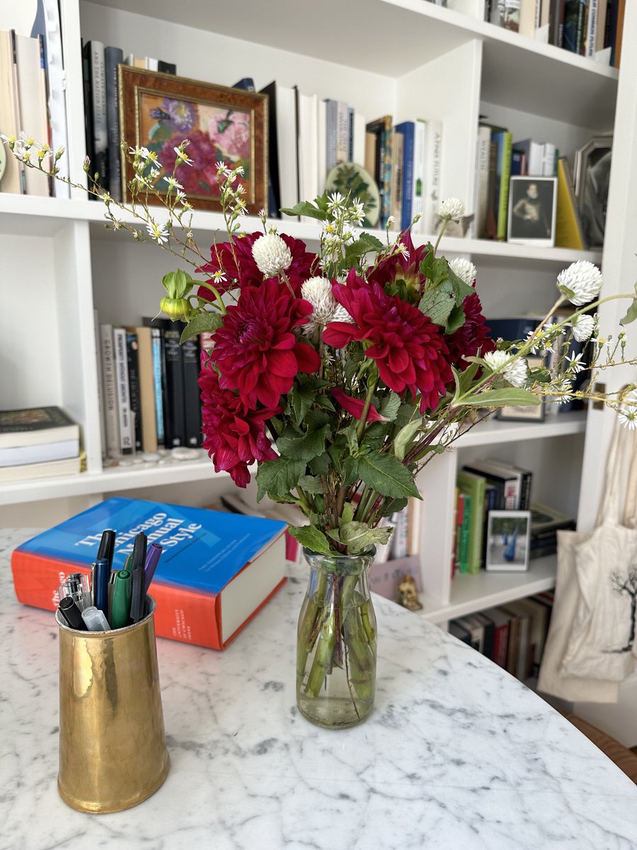 DoctorVive's tweet photo. bought myself these gorgeous flowers at the deli today; mixed them with wildflower weeds
unfortunately this bouquet smells like rotting kale ๐ญ
#SadFace
#SelfCareFail
#EditingFiascos https://t.co/IBfH2vSrjF