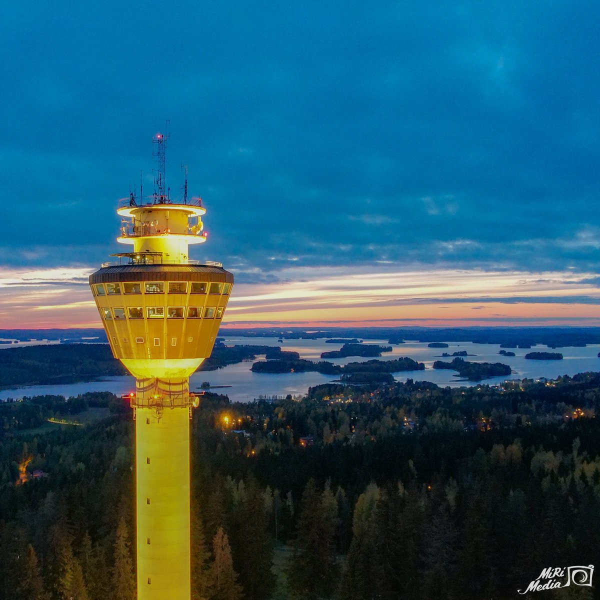 Yellow Puijo Tower 💥 @Kuopionkaupunki #mirimedia #kuopio #suomi #finland #puijotower #puijopeak #60vuotta #kuopiokaupunki #kuopionenergia #discoverfinland #discoveringfinland #autumnvibes #thisisfinland #syksy