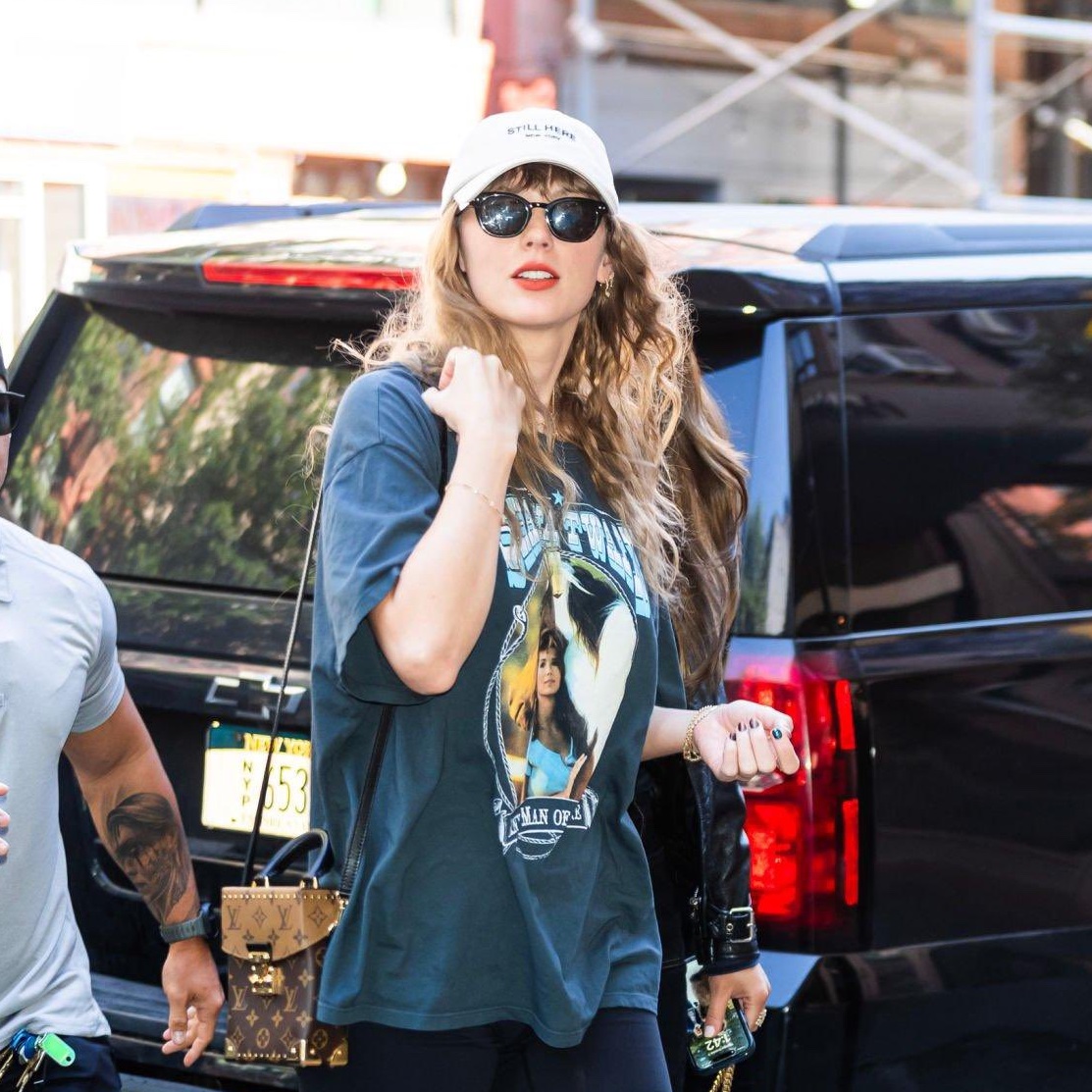 📷| Taylor Swift wearing a <a href="/ShaniaTwain/">Shania Twain 💎💎💎</a> t-shirt!