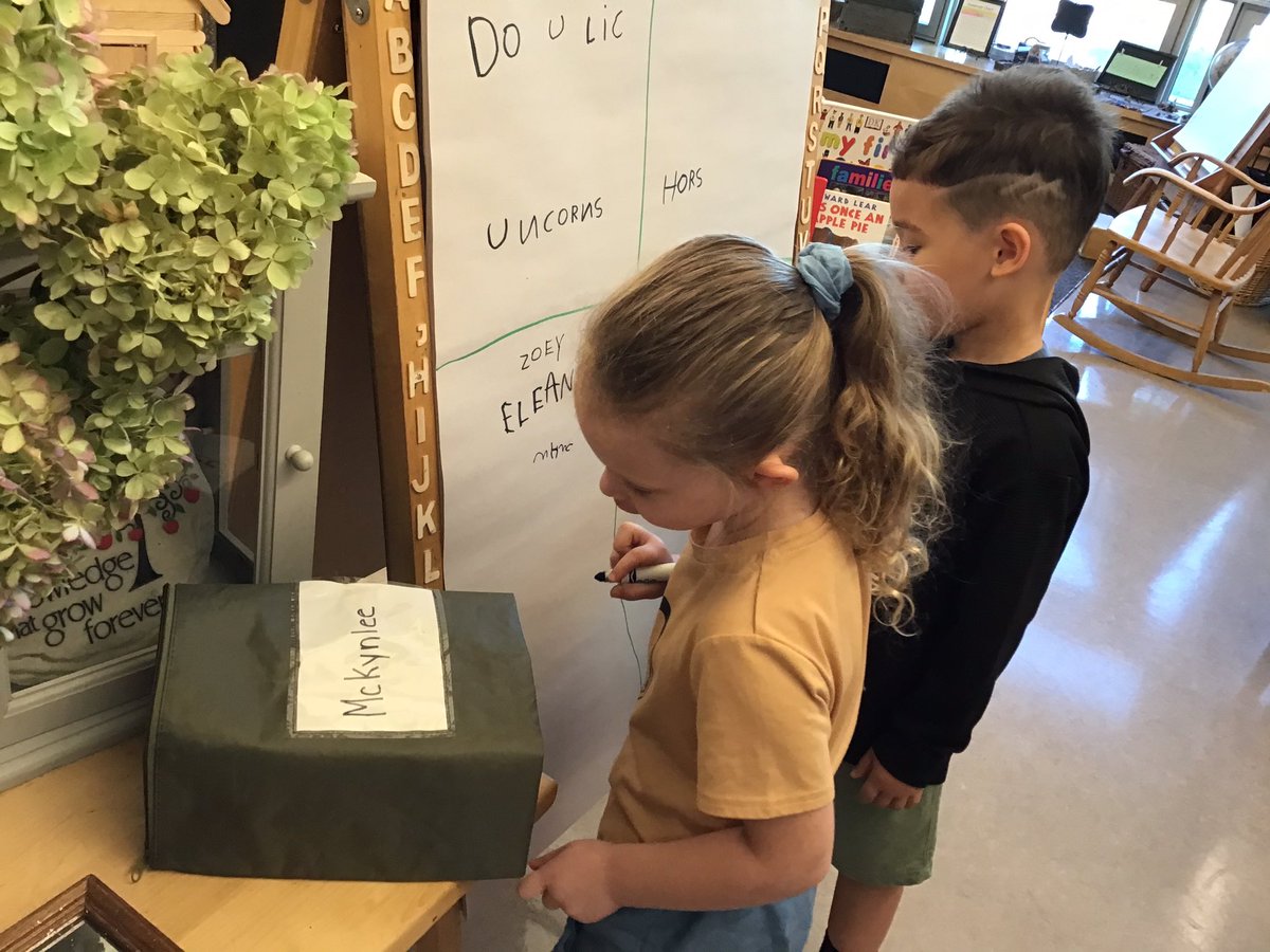 JBrentECE's tweet photo. M independently problem solved. She wanted to sign the survey and decided to use her note tote to help. Wowza M! #4FrameDMLB https://t.co/HdUlC7DF4x