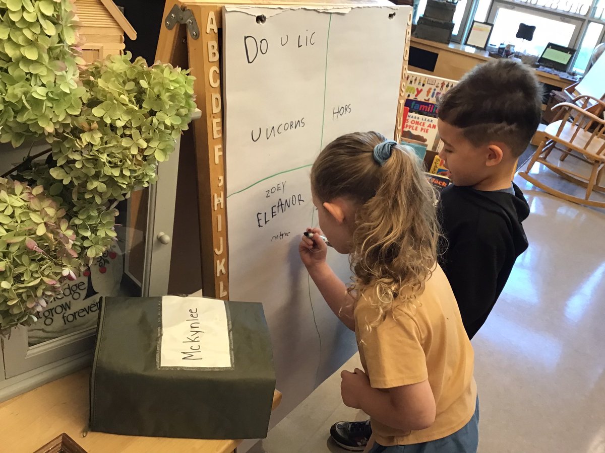 JBrentECE's tweet photo. M independently problem solved. She wanted to sign the survey and decided to use her note tote to help. Wowza M! #4FrameDMLB https://t.co/HdUlC7DF4x