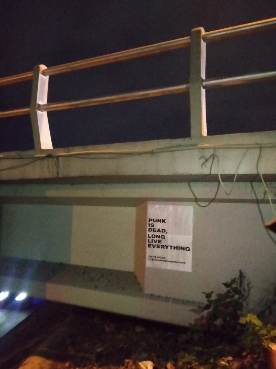 176_056200's tweet image. konyol behaviour #wheatpaste