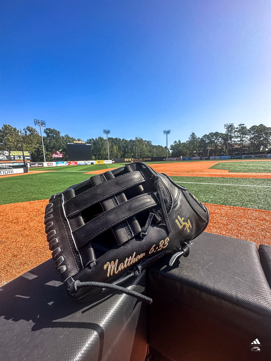 SouthernMissBSB's tweet photo. 𝗡𝗘𝗪 𝗟𝗘𝗔𝗧𝗛𝗘𝗥

Shout out to @RawlingsSports for hooking us up with new gloves!

#EverythingMatters | #SMTTT https://t.co/03nszhRN27