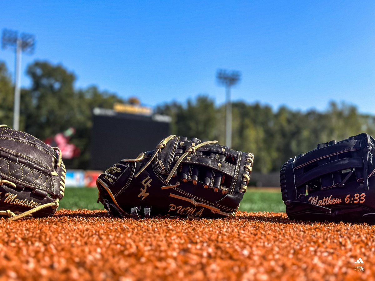 SouthernMissBSB's tweet photo. 𝗡𝗘𝗪 𝗟𝗘𝗔𝗧𝗛𝗘𝗥

Shout out to @RawlingsSports for hooking us up with new gloves!

#EverythingMatters | #SMTTT https://t.co/03nszhRN27