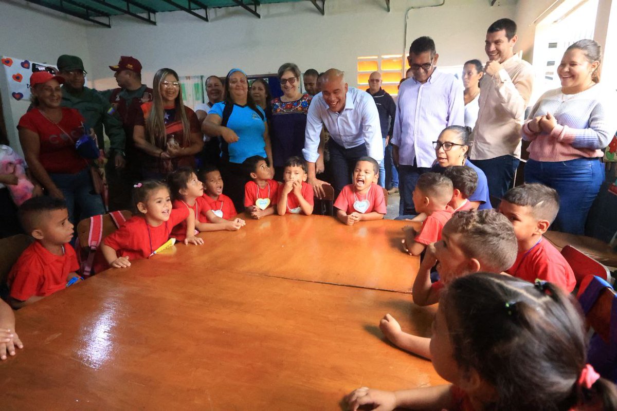 HectoRodriguez's tweet photo. Estamos recorriendo las escuelas y liceos de nuestro estado Miranda, revisando las labores de acondicionamiento de las infraestructuras, la dotación de insumos escolares y el funcionamiento del PAE. 

Hoy desde los Valles del Tuy en las escuelas "Rómulo Gallegos", en Santa Lucía; y "Argenis Salvador Medina", en San Francisco de Yare.