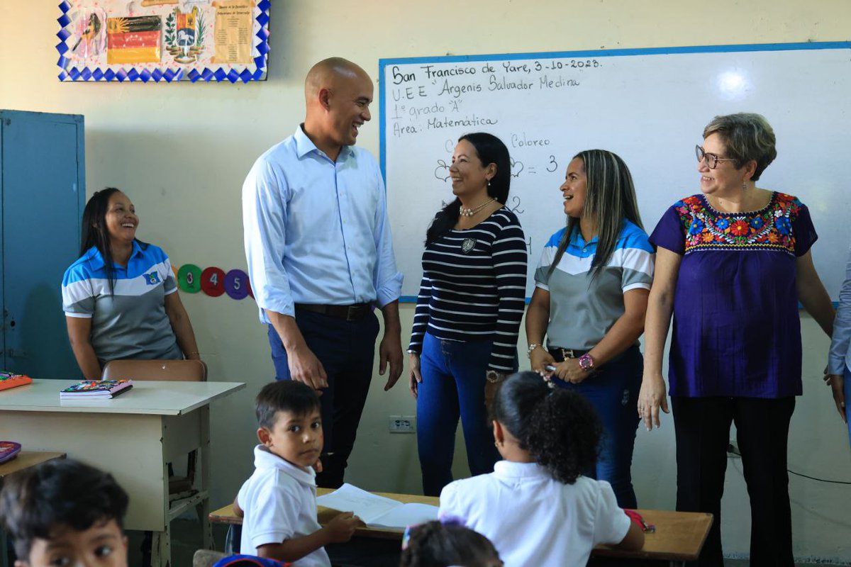 HectoRodriguez's tweet photo. Estamos recorriendo las escuelas y liceos de nuestro estado Miranda, revisando las labores de acondicionamiento de las infraestructuras, la dotación de insumos escolares y el funcionamiento del PAE. 

Hoy desde los Valles del Tuy en las escuelas "Rómulo Gallegos", en Santa Lucía; y "Argenis Salvador Medina", en San Francisco de Yare.